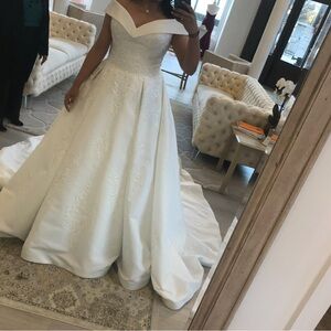 Elegant Justin Alexander Wedding Dress